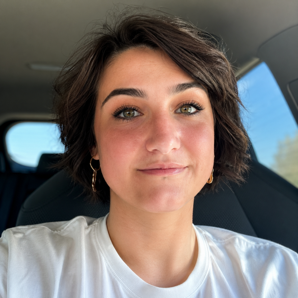 Sydney Whitaker is a licensed esthetician at Elizabeth's House of Wax in Silverdale, WA. Full body waxing near me Silverdale.